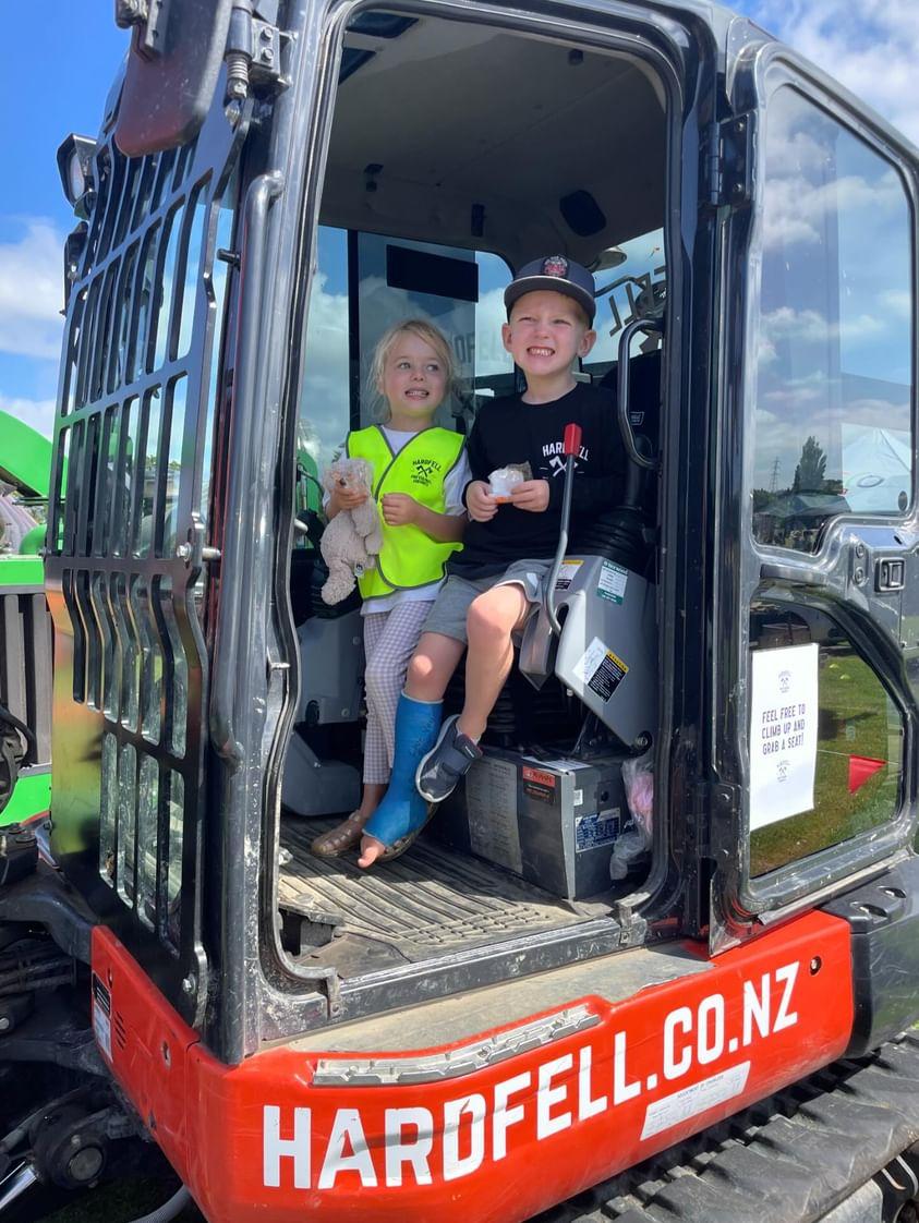 Kids in Hardfell Digger