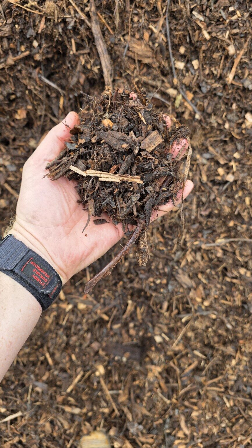 Close-up of Hardfell aged arborist mulch showing its natural wood-chip texture