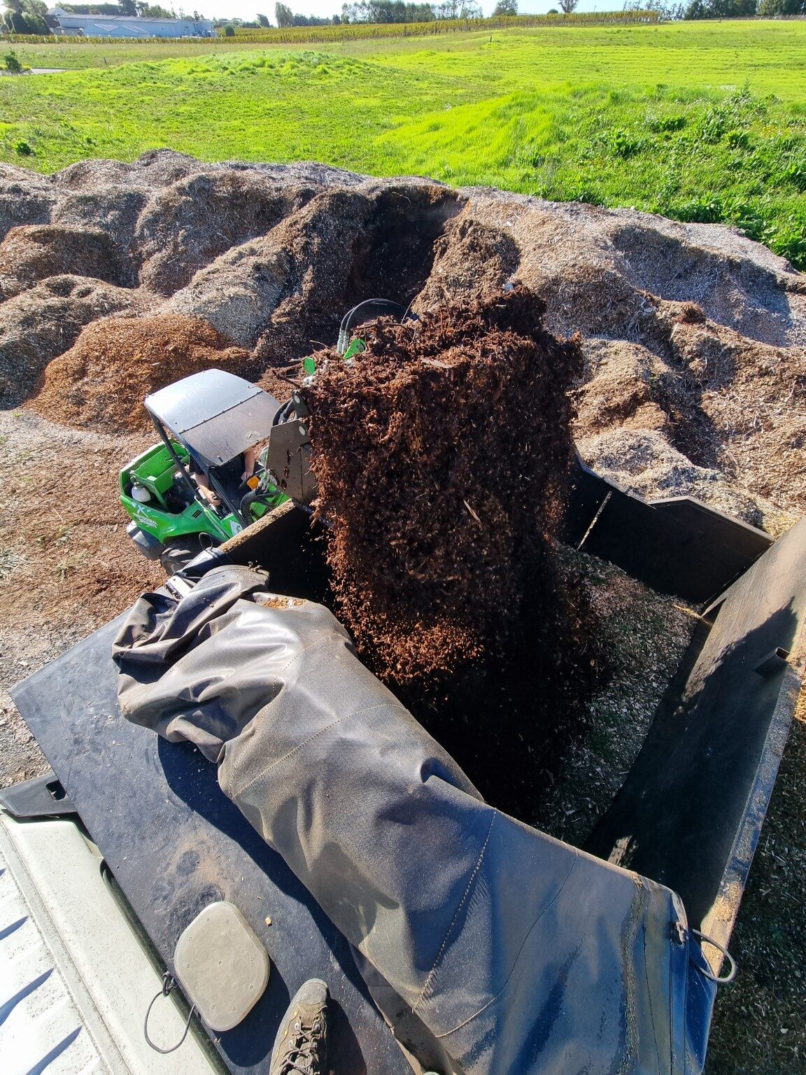 Hardfell loading bulk aged arborist mulch for an Auckland order